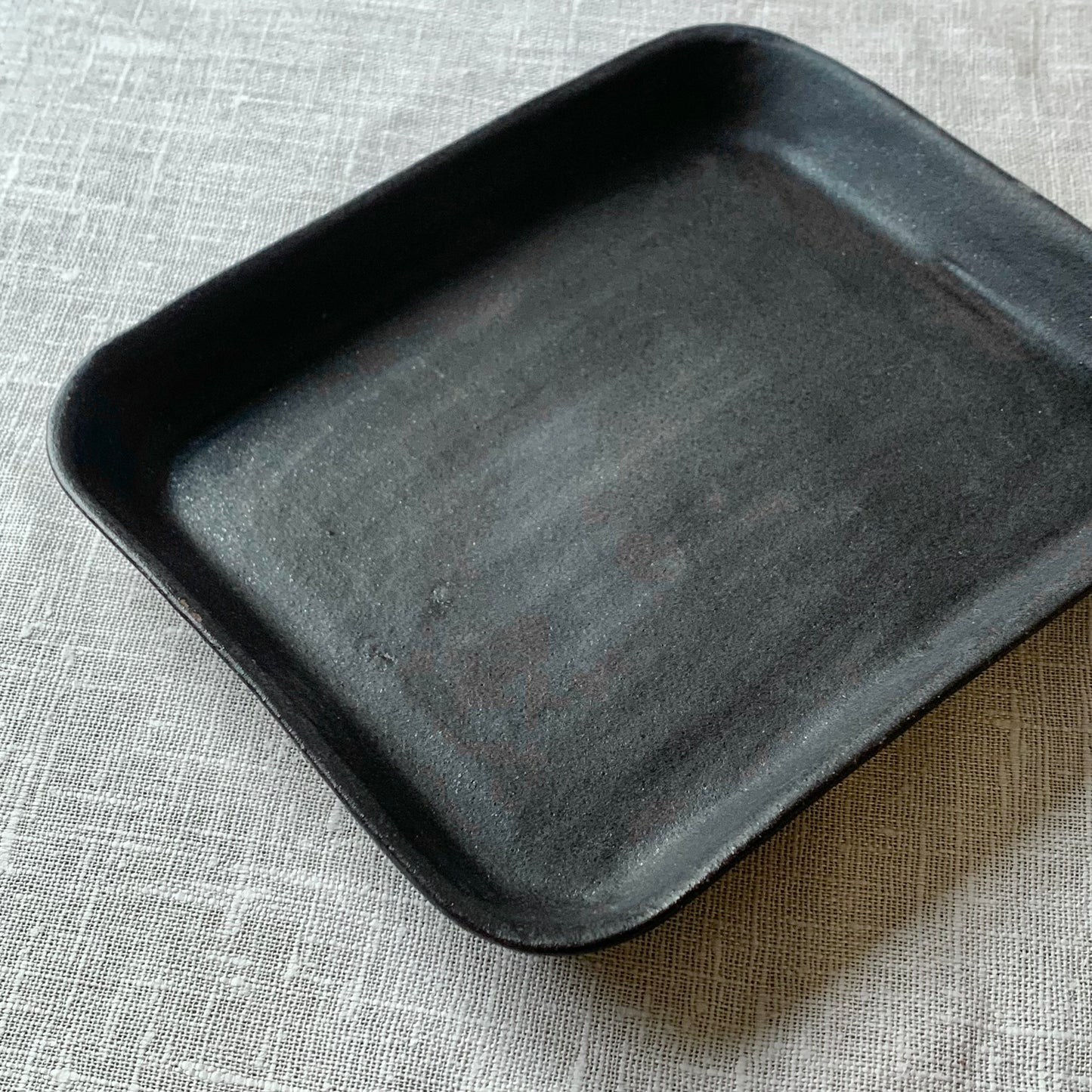 Tarjoilulautanen - valkoinen / musta