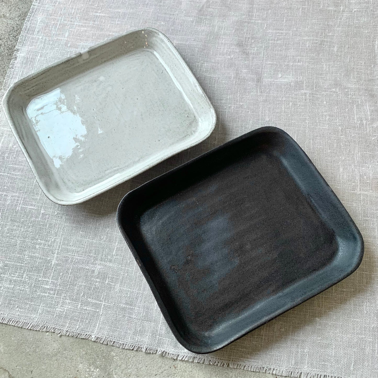 Tarjoilulautanen - valkoinen / musta