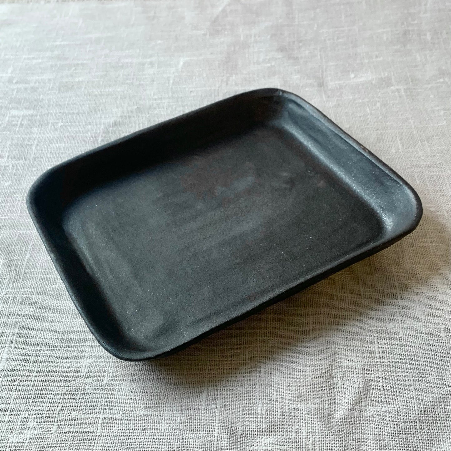 Tarjoilulautanen - valkoinen / musta