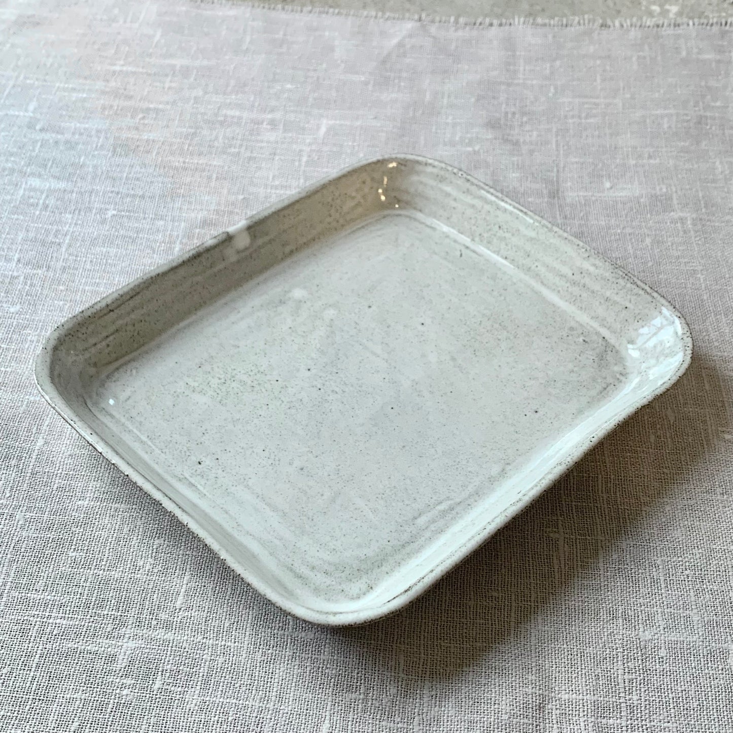 Tarjoilulautanen - valkoinen / musta