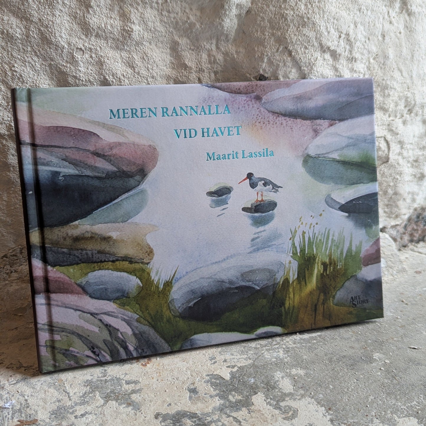 UUSI! Kirja Meren rannalla - Vid havet