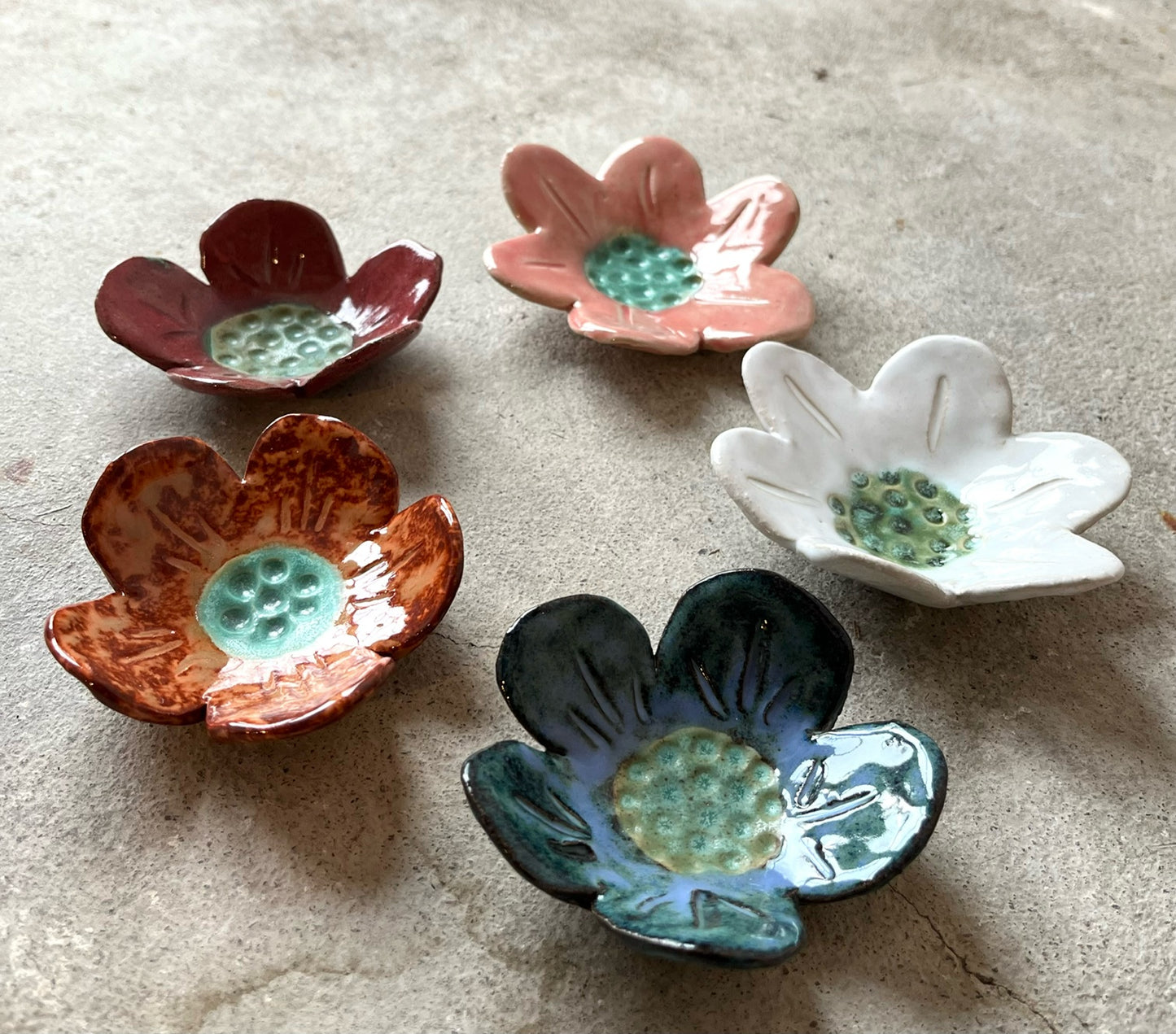 Pieniä keramiikka kukkia