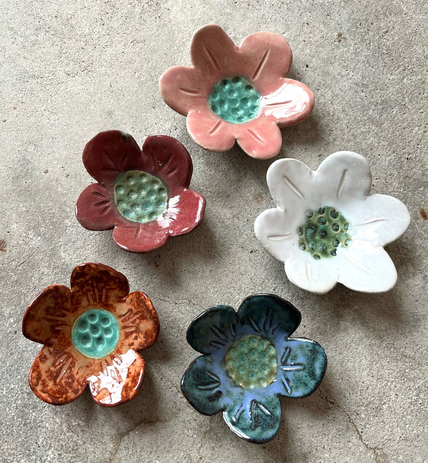 Pieniä keramiikka kukkia