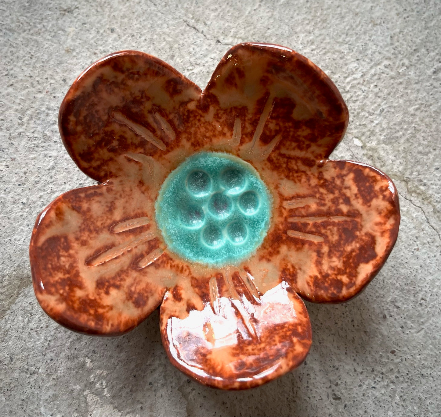 Pieniä keramiikka kukkia