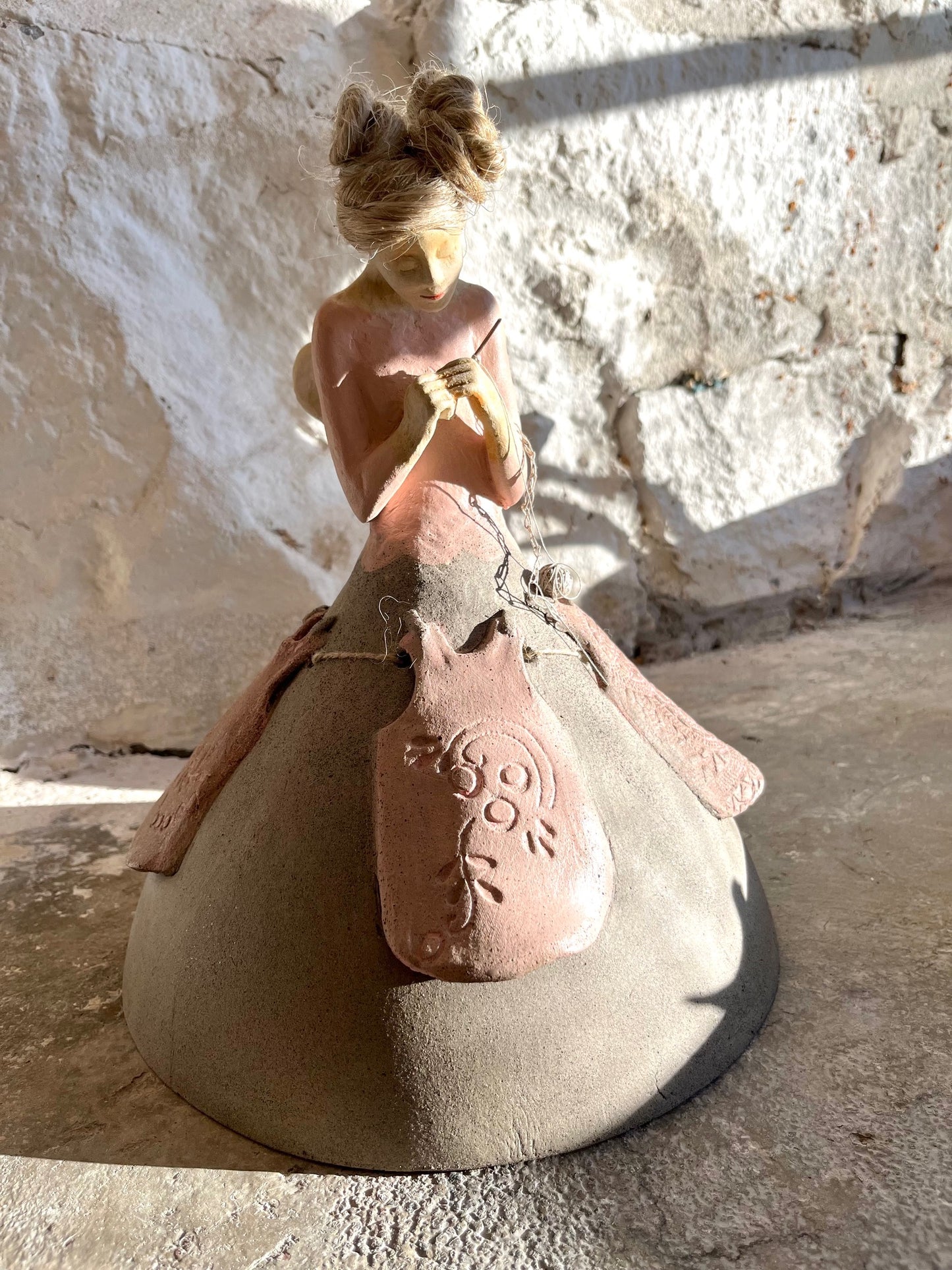 Pyykkipäivä keramiikka veistos