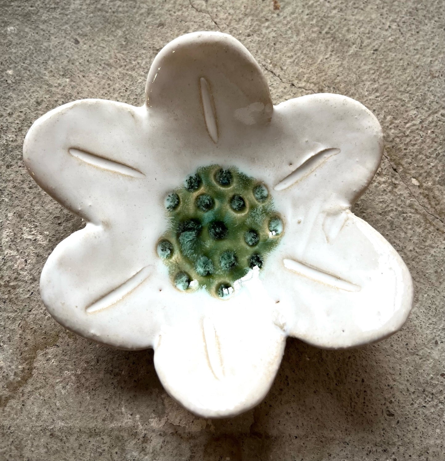 Pieniä keramiikka kukkia