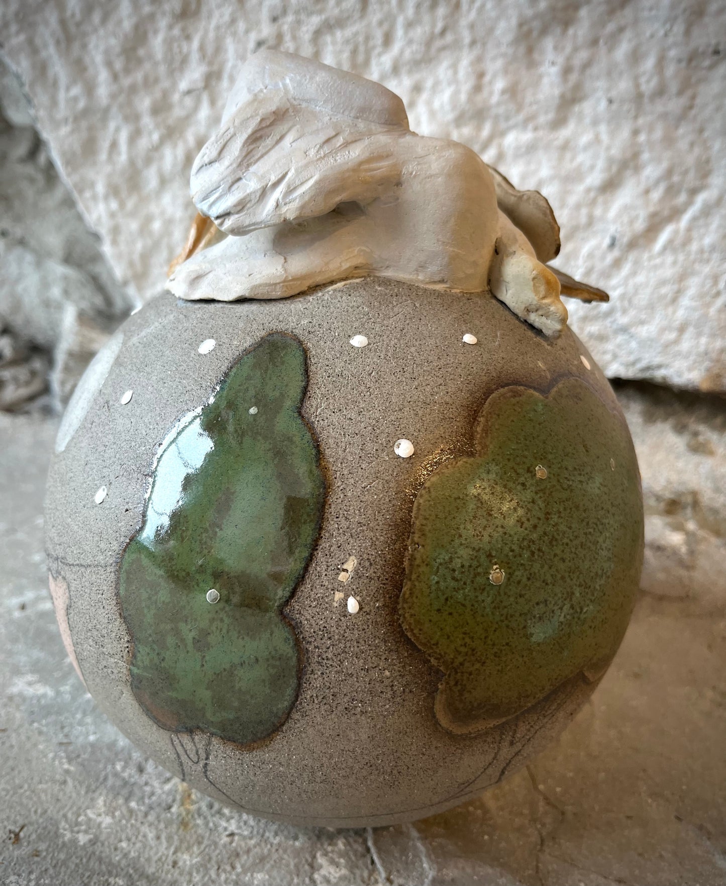 Taivaallinen taukopaikka keramiikka veistos