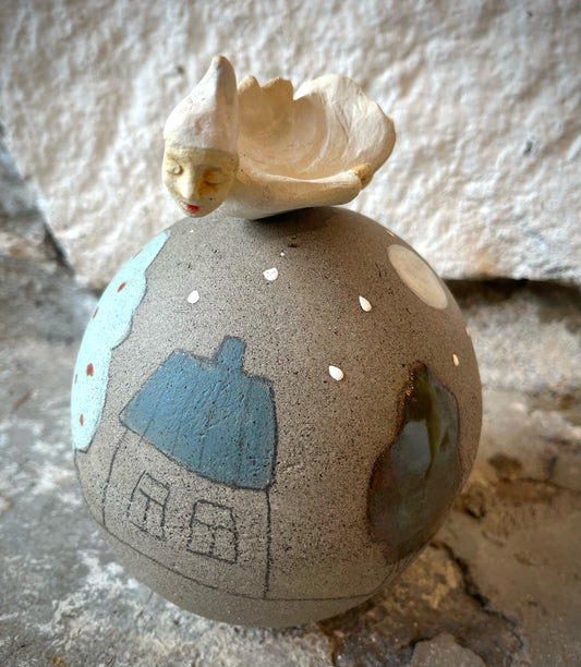 Unissa lentäjä keraaminen veistos