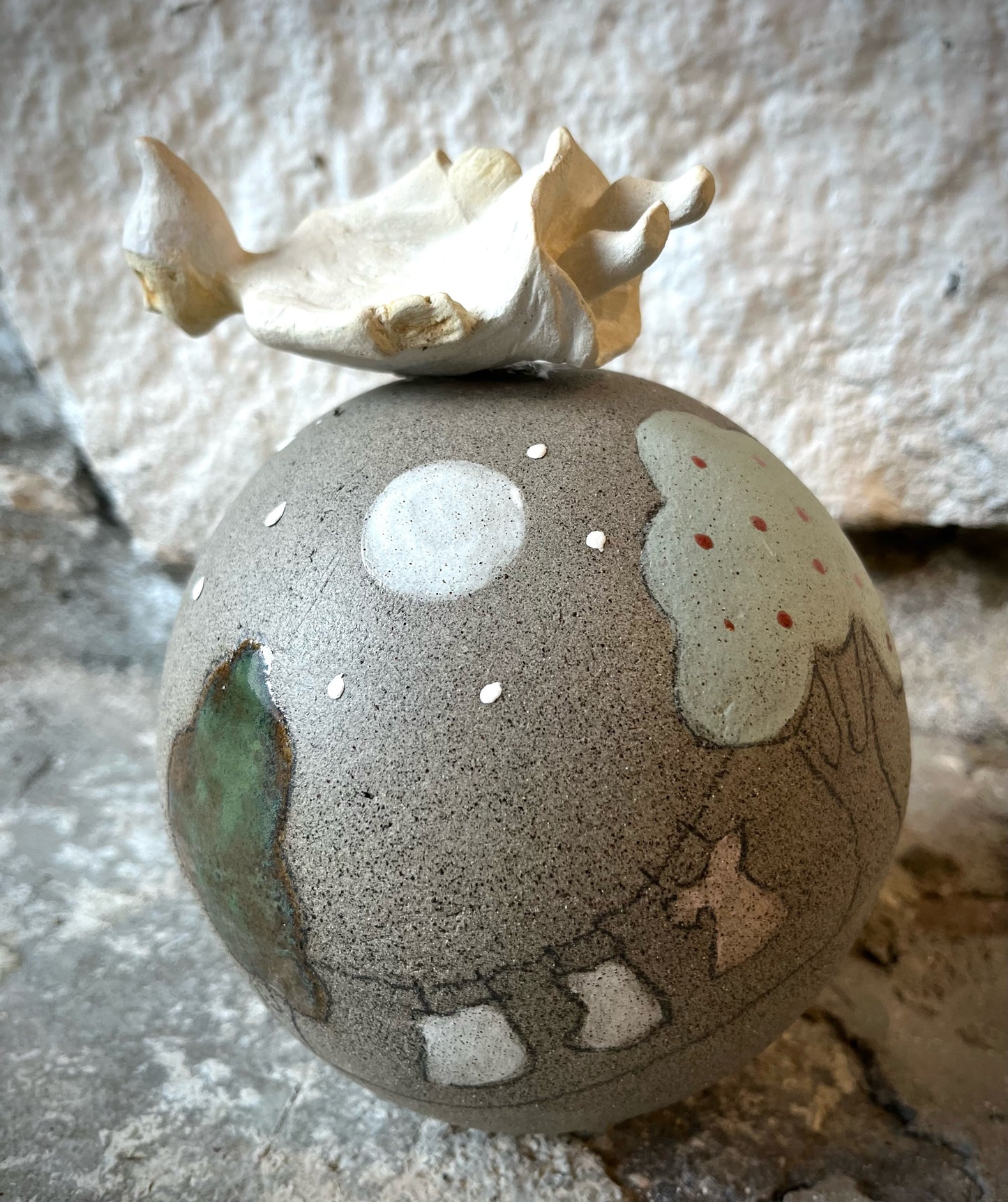 Unissa lentäjä keraaminen veistos