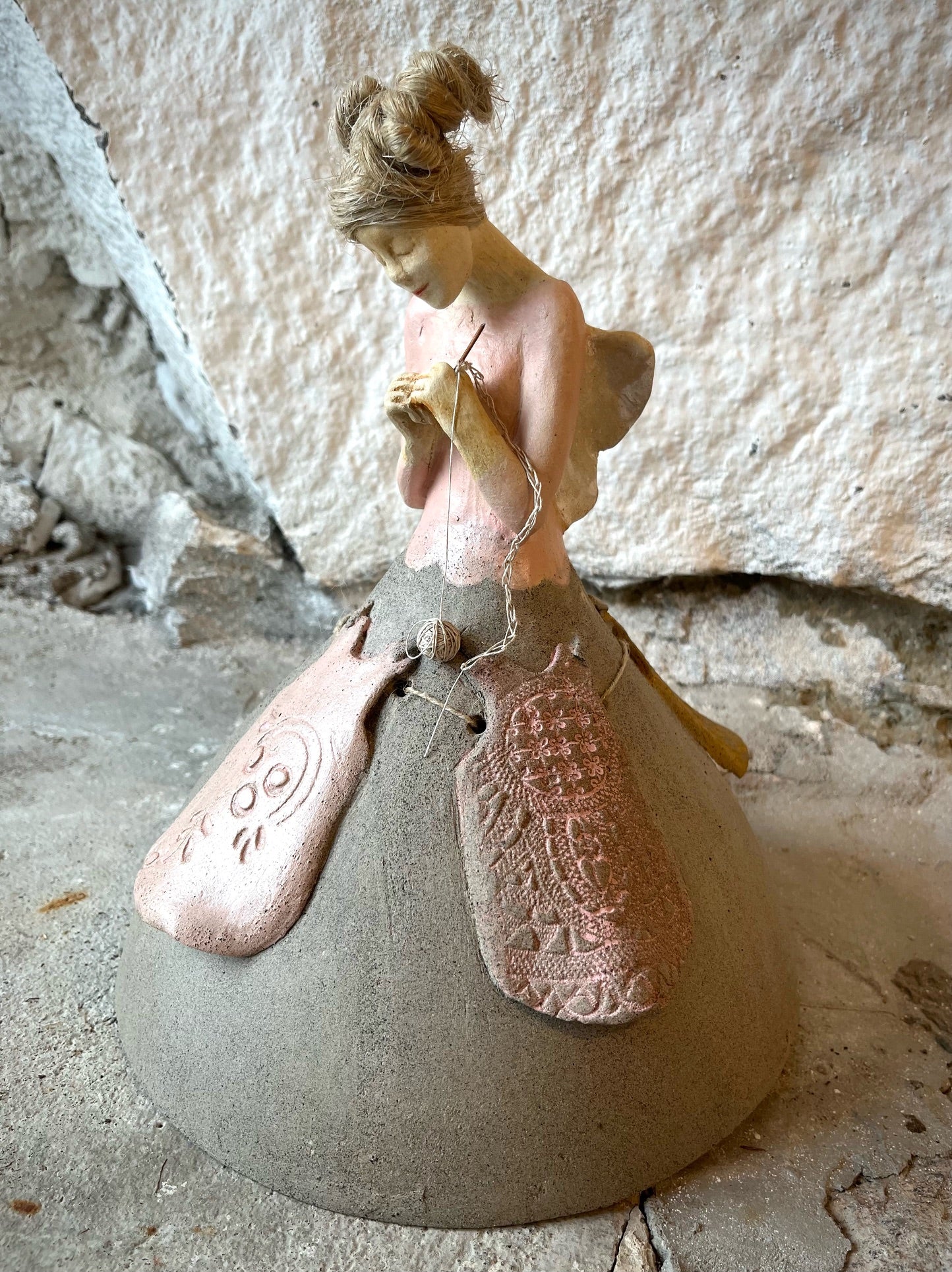 Pyykkipäivä keramiikka veistos