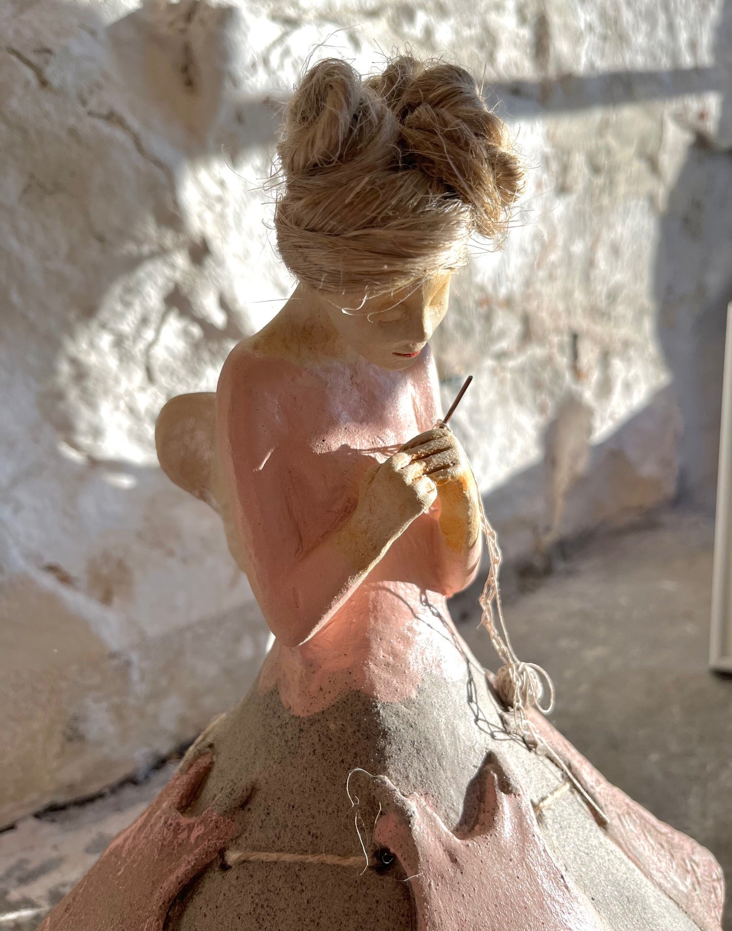 Pyykkipäivä keramiikka veistos