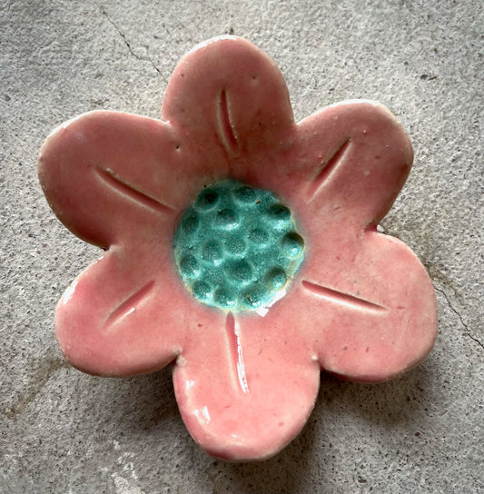 Pieniä keramiikka kukkia