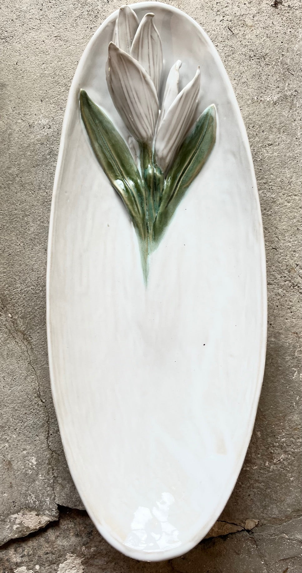 Soikea valkoinen Amaryllis- vati